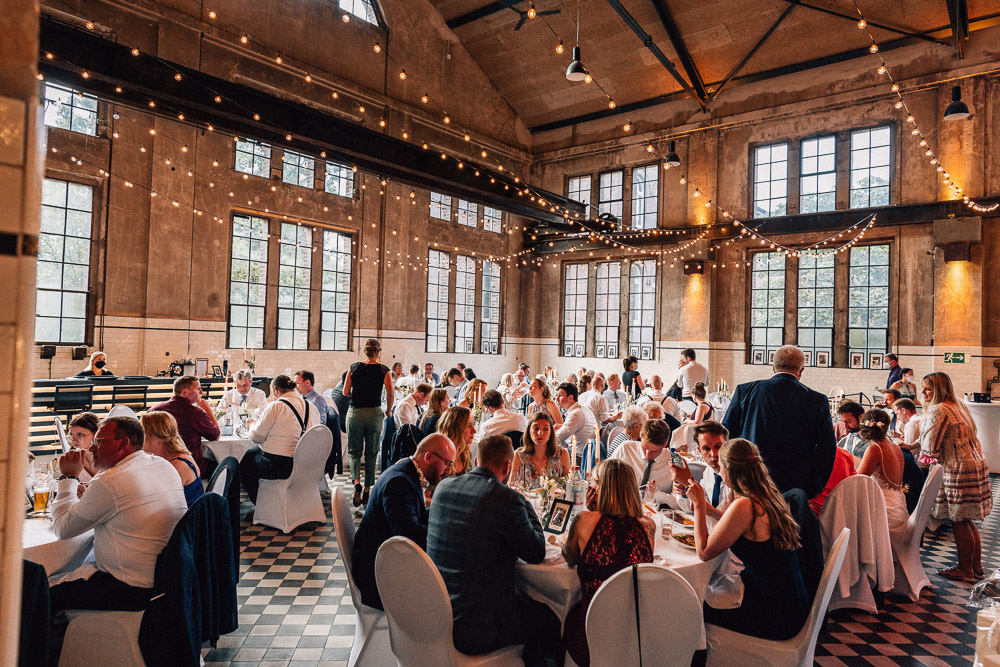 Hochzeitsgesellschaft in der Maschinenhalle
