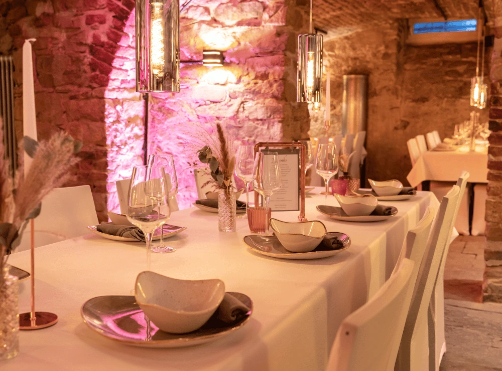 Eingedeckte und dekorierte Tische in den Gewölbegängen des Gewölbe³ Solingen