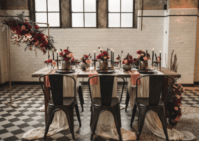 Stilvoll gedeckter Tisch bei einem Styleshooting in der Alten Maschinenhalle Solingen.