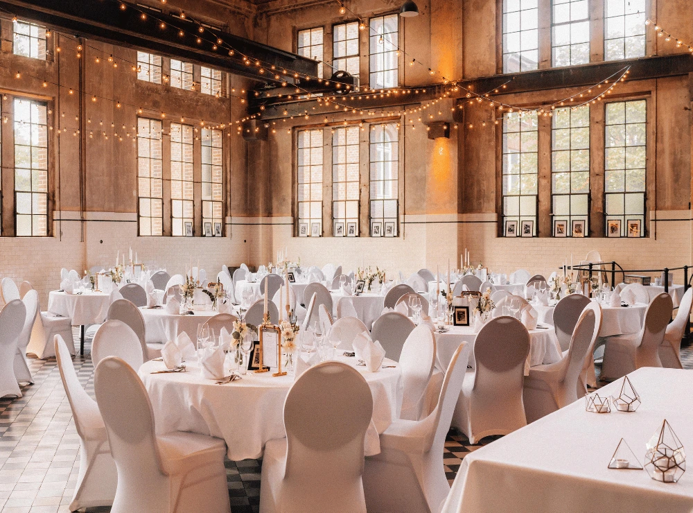 Eingedekorierte Alte Maschinenhalle in Solingen mit leuchtenden Lichterketten