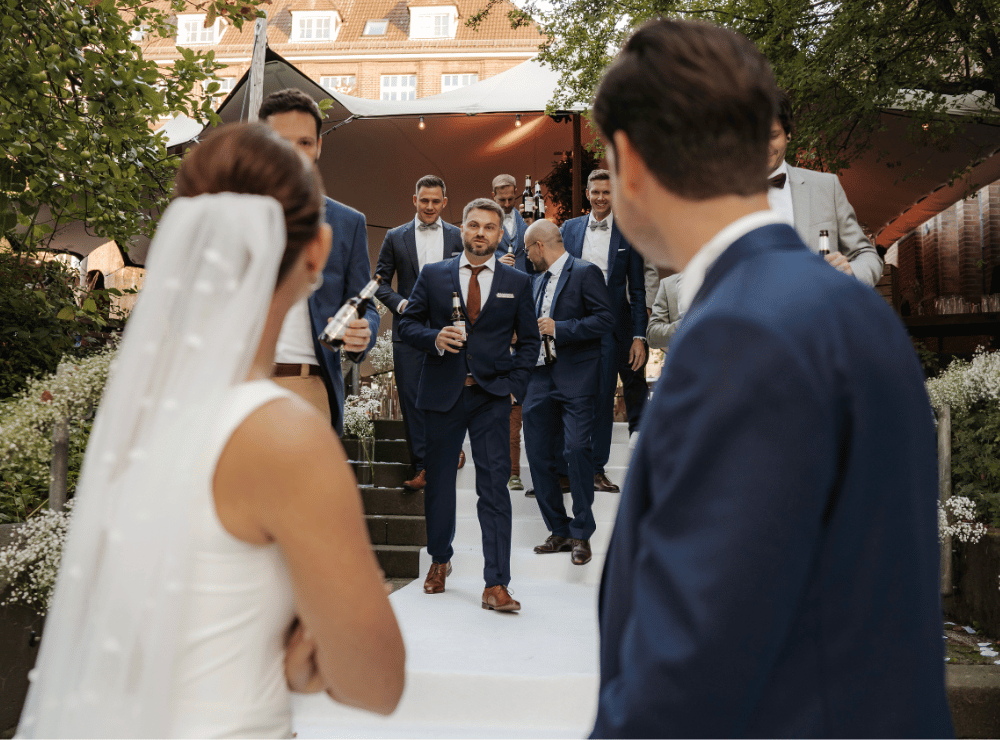 Braut und Bräutigam mit Trauzeugen im Außenbereich der Alten Maschinenhalle Solingen