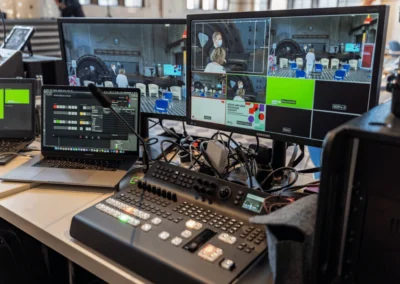 Professionelles Kamera- und Ton-Setup mit Monitoren und Regietechnik für eine Live-Übertragung und Aufzeichnung in der Alten Maschinenhalle Solingen.