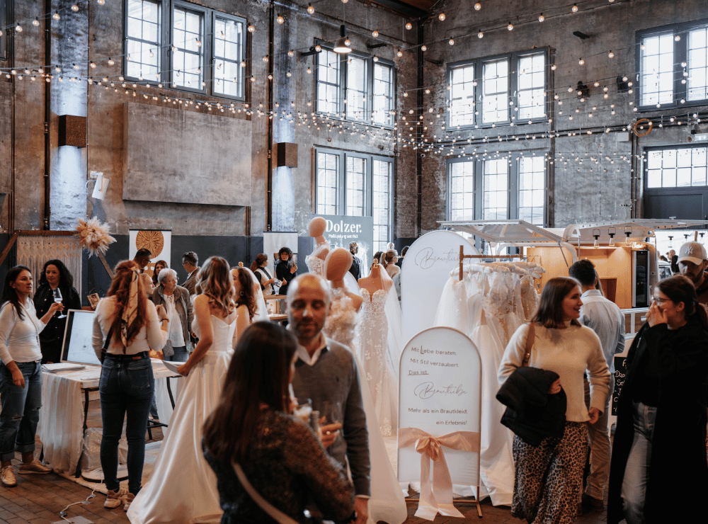 Besucher auf einer Messe in der Alten Maschinenhalle Solingen