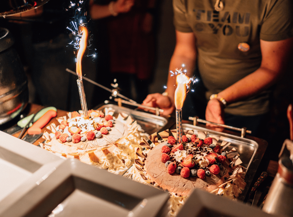 Zwei festlich dekorierte Geburtstagstorten mit Wunderkerzen bei einer Feier in der Alten Maschinenhalle Solingen