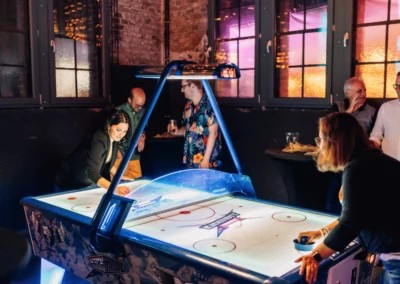 Gäste spielen Airhockey als Entertainment-Modul bei einem Firmenevent in der Alten Maschinenhalle Solingen