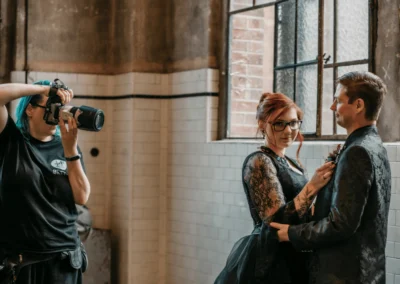 Brautpaar bei einem Styleshooting in der Alten Maschinenhalle Solingen vor industrieller Kulisse.