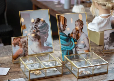 Aussteller präsentieren Brautfrisuren, Styling und Hochzeitsschmuck auf der Wedding Family Hochzeitsmesse in der Alten Maschinenhalle Solingen.