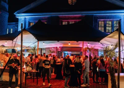 Firmenevent im Außenbereich der Alten Maschinenhalle mit Stretchzelt, Stehtischen und stimmungsvoller Beleuchtung am Abend
