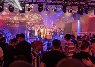 Live-Band auf der Bühne bei einem Firmenevent in der Alten Maschinenhalle Solingen mit Publikum und Lichttechnik
