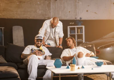 Mitglieder von Culcha Candela entspannen während eines Musikvideodrehs in der Alten Maschinenhalle Solingen.