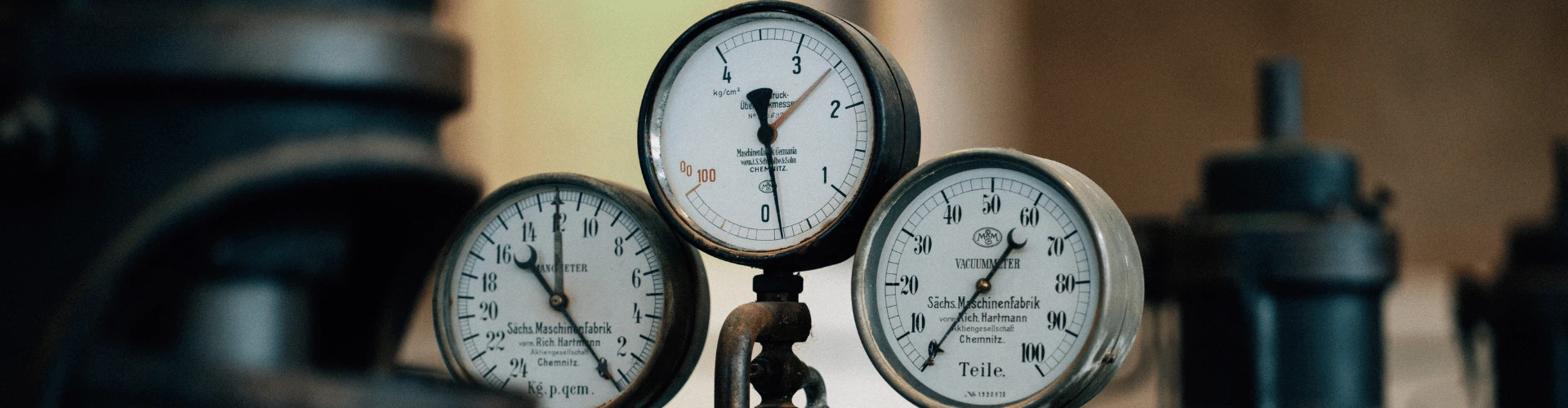 Historische Manometer und Druckanzeigen in der Maschinenhalle Solingen