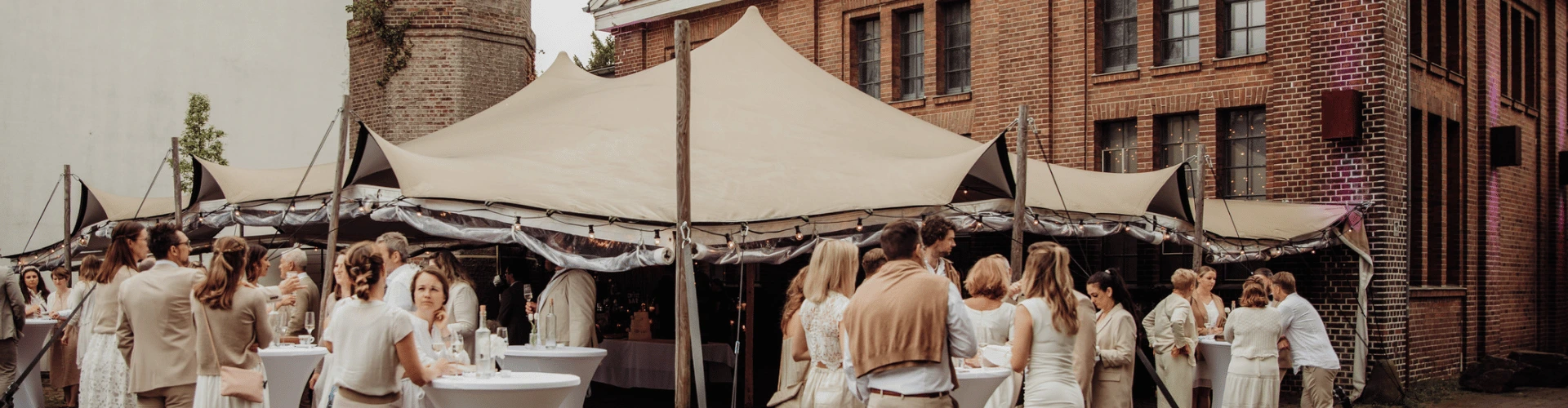 Außenansicht der Alten Maschinenhalle in Solingen und Eingangsbereich