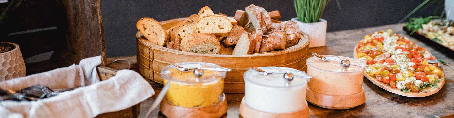 Vorspeisen, Brot und Dips mit Besteck vom Catering-Partner Gewölbe³
