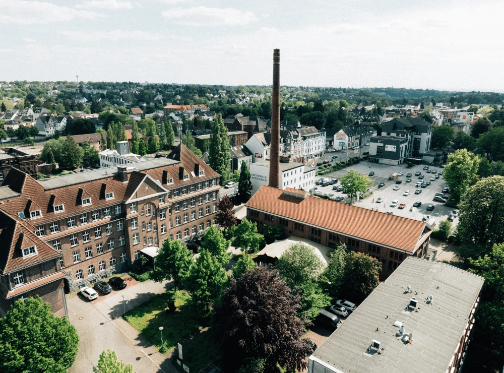 Luftaufnahme der Alten Maschinenhalle in Solingen mit markantem Schornstein