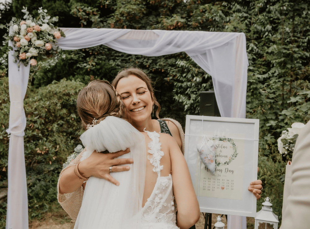 Traurednerin Christina Röhl umarmt und beglückwünscht die Braut nach der freien Trauung