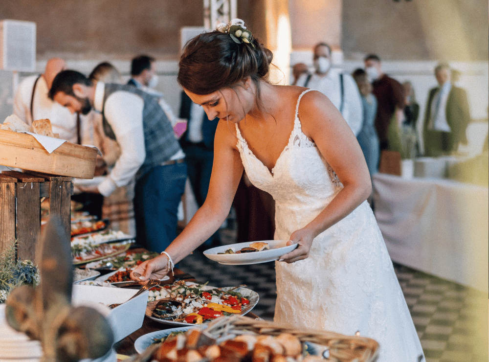 Braut und Bräutigam am Hochzeitsbuffet in der Alten Maschinenhalle Solingen
