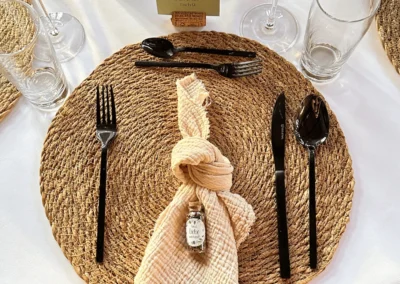 Detailansicht eines Hochzeitsplatzgedecks mit Natur-Platzset, Stoffserviette und schwarzem Besteck in der Alten Maschinenhalle Solingen