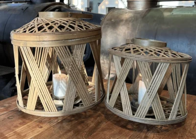 Dekorative Laternen mit Kerzen als stimmungsvolle Hochzeitsdekoration in der Alten Maschinenhalle Solingen.