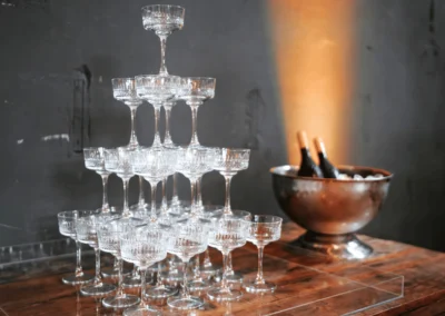 Champagnertower mit Gläsern als besonderer Programmpunkt bei einer Hochzeit in der Alten Maschinenhalle Solingen.