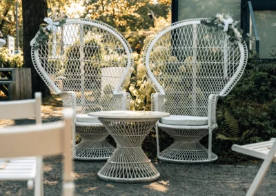 Weiße Pfauenthröne mit Beistelltisch als Sitzgelegenheit für das Brautpaar bei der freien Trauung im Außenbereich der Alten Maschinenhalle Solingen