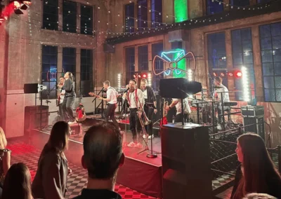 Live-Musik auf einer beleuchteten Bühne im Industrieambiente der Alten Maschinenhalle Solingen